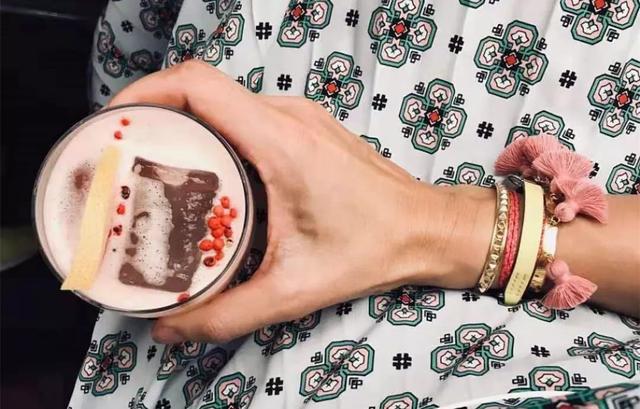 琥珀饰品和翡翠手镯能一起带吗,琥珀手镯价格-第31张图片-翡翠网 琥珀饰品和翡翠手镯能一起带吗,琥珀手镯价格-第31张图片-翡翠网