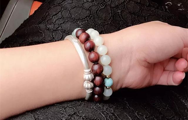 琥珀饰品和翡翠手镯能一起带吗,琥珀手镯价格-第36张图片-翡翠网 琥珀饰品和翡翠手镯能一起带吗,琥珀手镯价格-第36张图片-翡翠网