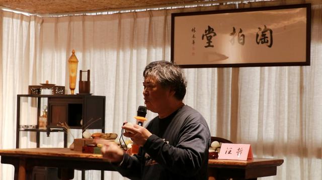 翡翠手镯戴在哪只手好,翡翠手镯权威鉴定专家-第2张图片-翡翠网 翡翠手镯戴在哪只手好,翡翠手镯权威鉴定专家-第2张图片-翡翠网