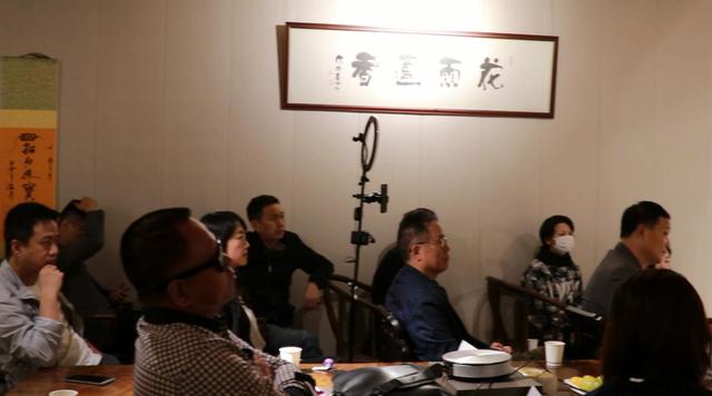 翡翠手镯戴在哪只手好,翡翠手镯权威鉴定专家-第4张图片-翡翠网 翡翠手镯戴在哪只手好,翡翠手镯权威鉴定专家-第4张图片-翡翠网