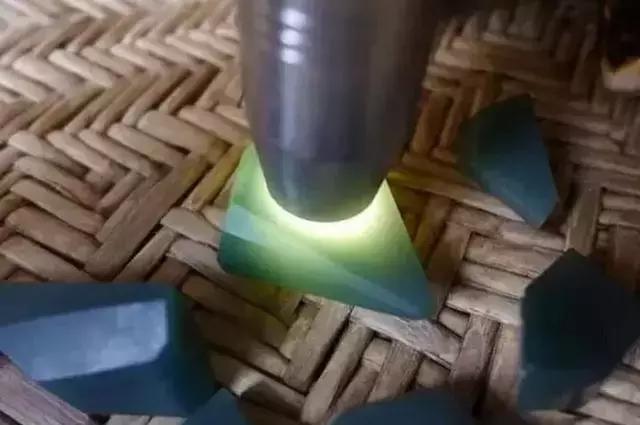 白色不透明翡翠图片乳白色翡翠原石-第6张图片-翡翠网 白色不透明翡翠图片乳白色翡翠原石-第6张图片-翡翠网