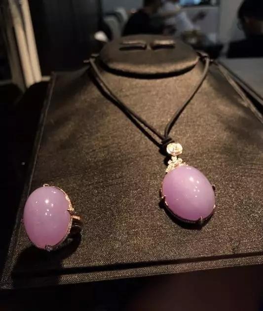 白色不透明翡翠图片乳白色翡翠原石-第12张图片-翡翠网 白色不透明翡翠图片乳白色翡翠原石-第12张图片-翡翠网