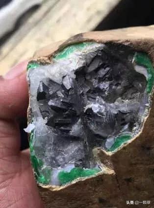 翡翠原石造假过程假翡翠原石是什么做的-第10张图片-翡翠网 翡翠原石造假过程假翡翠原石是什么做的-第10张图片-翡翠网