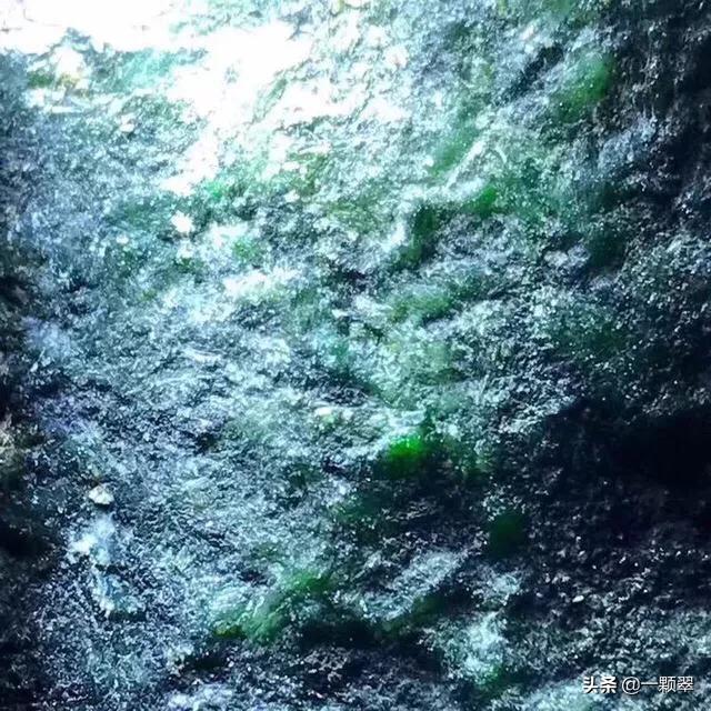 翡翠原石造假过程假翡翠原石是什么做的-第11张图片-翡翠网 翡翠原石造假过程假翡翠原石是什么做的-第11张图片-翡翠网