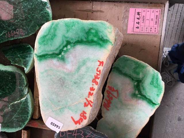 翡翠原石公盘拼法盈江翡翠公盘时间表-第2张图片-翡翠网 翡翠原石公盘拼法盈江翡翠公盘时间表-第2张图片-翡翠网