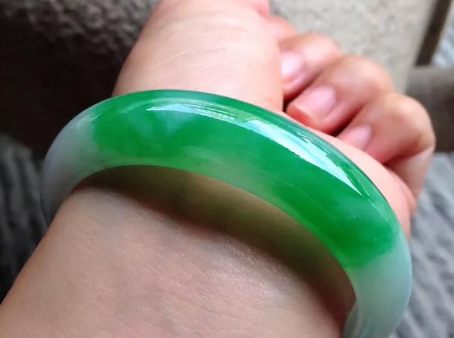 翡翠镯子的价位,5000至10000的翡翠手镯-第2张图片-翡翠网 翡翠镯子的价位,5000至10000的翡翠手镯-第2张图片-翡翠网