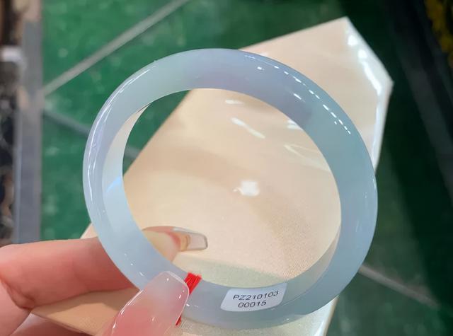 翡翠镯子的价位,5000至10000的翡翠手镯-第6张图片-翡翠网 翡翠镯子的价位,5000至10000的翡翠手镯-第6张图片-翡翠网