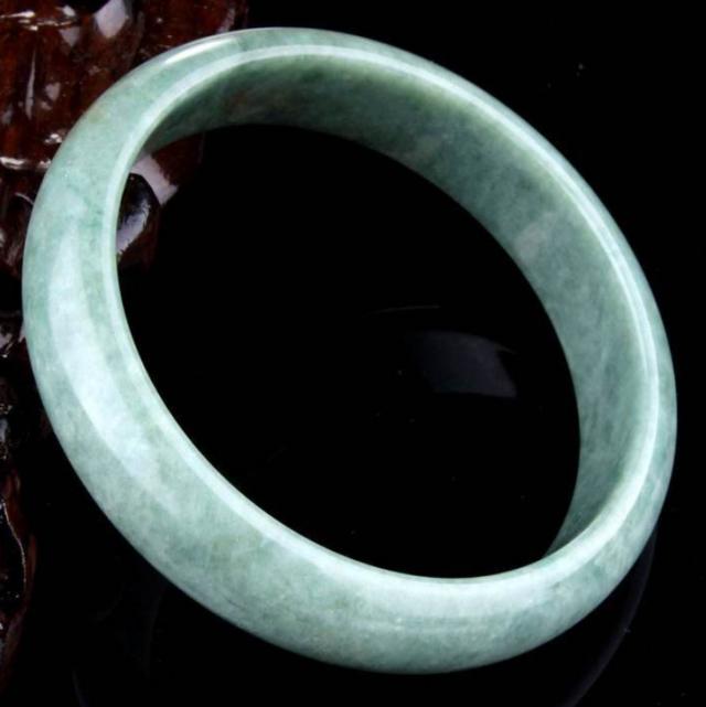 玉石和翡翠哪个好翡翠基础知识大全集-第4张图片-翡翠网 玉石和翡翠哪个好翡翠基础知识大全集-第4张图片-翡翠网