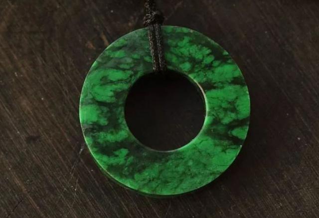 玉石和翡翠哪个好翡翠基础知识大全集-第6张图片-翡翠网 玉石和翡翠哪个好翡翠基础知识大全集-第6张图片-翡翠网