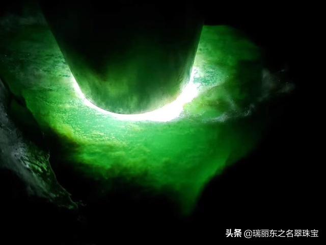 翡翠原石什么样的简单介绍-第3张图片-翡翠网 翡翠原石什么样的简单介绍-第3张图片-翡翠网