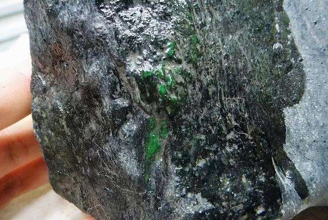 翡翠原石石皮翡翠原石的皮壳知识-第1张图片-翡翠网 翡翠原石石皮翡翠原石的皮壳知识-第1张图片-翡翠网