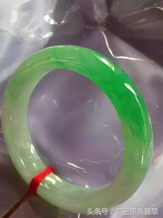 翡翠手镯戴在哪只手好翡翠手镯戴哪个手上对身体好-第5张图片-翡翠网 翡翠手镯戴在哪只手好翡翠手镯戴哪个手上对身体好-第5张图片-翡翠网