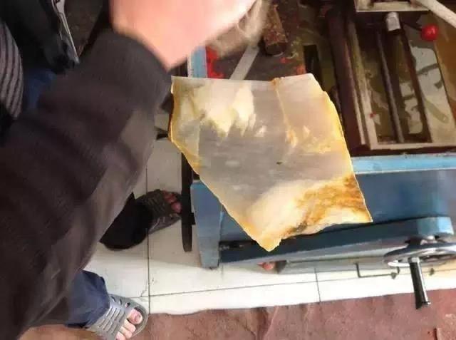 玉镯制作过程视频翡翠玉牌手镯制作-第3张图片-翡翠网 玉镯制作过程视频翡翠玉牌手镯制作-第3张图片-翡翠网