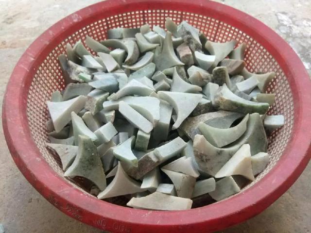 玉镯制作过程视频翡翠玉牌手镯制作-第11张图片-翡翠网 玉镯制作过程视频翡翠玉牌手镯制作-第11张图片-翡翠网