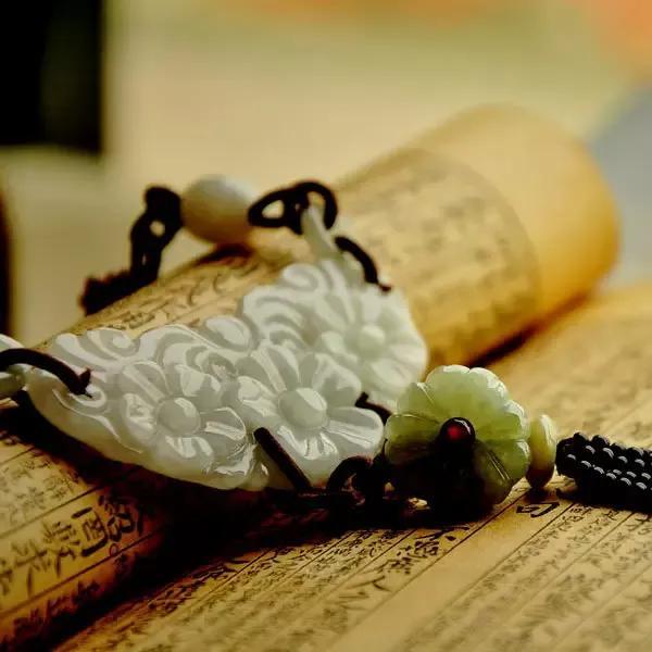 翡翠的原石在哪里桃花紫翡翠原石-第1张图片-翡翠网