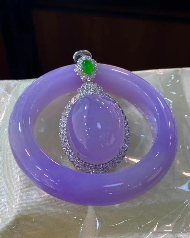 翡翠的原石在哪里桃花紫翡翠原石-第9张图片-翡翠网