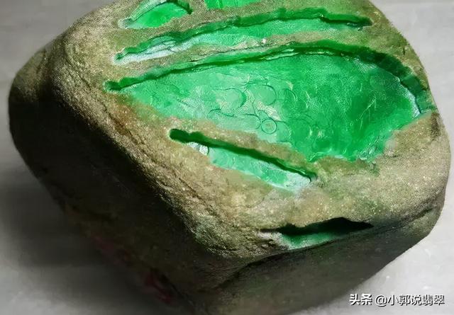 如何鉴定翡翠的真假,翡翠原石签定-第6张图片-翡翠网 如何鉴定翡翠的真假,翡翠原石签定-第6张图片-翡翠网