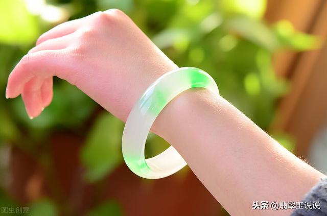 为什么翡翠手镯要戴在左手翡翠手镯戴左还是右手-第2张图片-翡翠网 为什么翡翠手镯要戴在左手翡翠手镯戴左还是右手-第2张图片-翡翠网