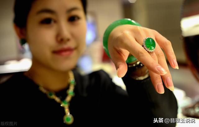 为什么翡翠手镯要戴在左手翡翠手镯戴左还是右手-第3张图片-翡翠网 为什么翡翠手镯要戴在左手翡翠手镯戴左还是右手-第3张图片-翡翠网