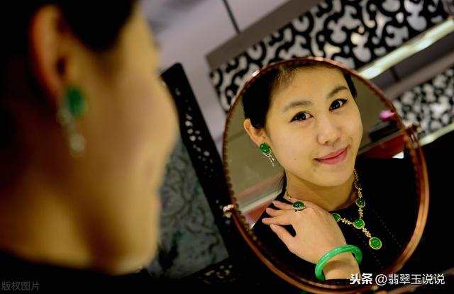 为什么翡翠手镯要戴在左手翡翠手镯戴左还是右手-第5张图片-翡翠网 为什么翡翠手镯要戴在左手翡翠手镯戴左还是右手-第5张图片-翡翠网