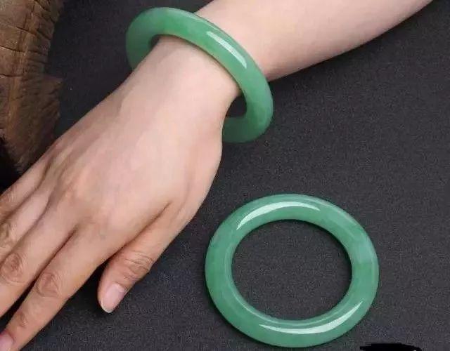 玉裂了代表什么预兆,有没有人戴翡翠手镯后不顺-第2张图片-翡翠网 玉裂了代表什么预兆,有没有人戴翡翠手镯后不顺-第2张图片-翡翠网