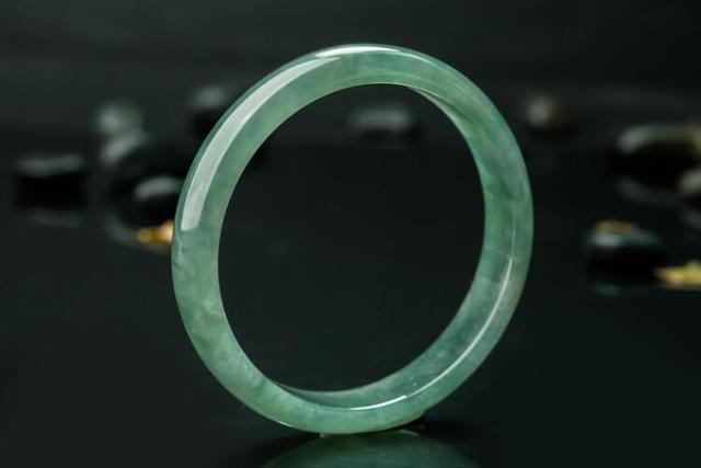 玉裂了代表什么预兆,有没有人戴翡翠手镯后不顺-第6张图片-翡翠网 玉裂了代表什么预兆,有没有人戴翡翠手镯后不顺-第6张图片-翡翠网