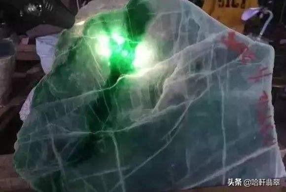 福建高冰翡翠原石,翡翠原石是标王吗-第1张图片-翡翠网 福建高冰翡翠原石,翡翠原石是标王吗-第1张图片-翡翠网