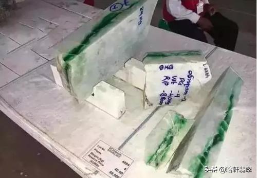 福建高冰翡翠原石,翡翠原石是标王吗-第3张图片-翡翠网 福建高冰翡翠原石,翡翠原石是标王吗-第3张图片-翡翠网