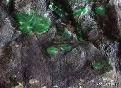 福建高冰翡翠原石,翡翠原石是标王吗-第9张图片-翡翠网 福建高冰翡翠原石,翡翠原石是标王吗-第9张图片-翡翠网