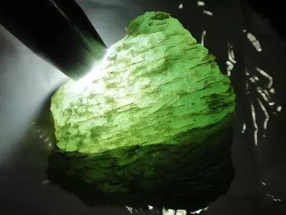 翡翠原石种水什么意思含水翡翠原石图片-第9张图片-翡翠网 翡翠原石种水什么意思含水翡翠原石图片-第9张图片-翡翠网