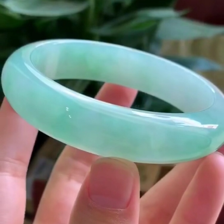 a货翡翠玉镯价格的简单介绍-第1张图片-翡翠网 a货翡翠玉镯价格的简单介绍-第1张图片-翡翠网