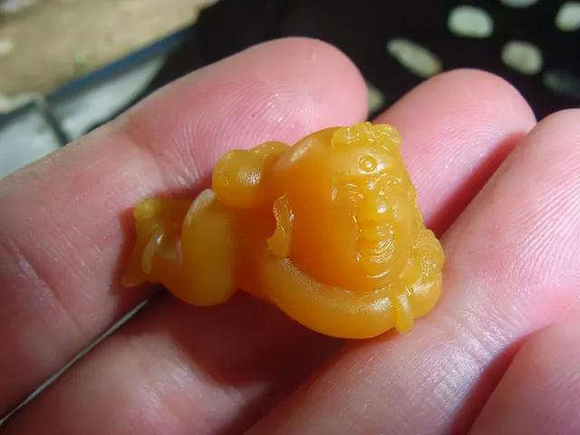 翡翠原石一灯透冒冲冰种,翡翠原石叫什么-第2张图片-翡翠网 翡翠原石一灯透冒冲冰种,翡翠原石叫什么-第2张图片-翡翠网