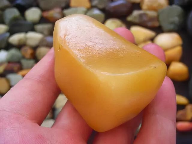 翡翠原石一灯透冒冲冰种,翡翠原石叫什么-第3张图片-翡翠网 翡翠原石一灯透冒冲冰种,翡翠原石叫什么-第3张图片-翡翠网