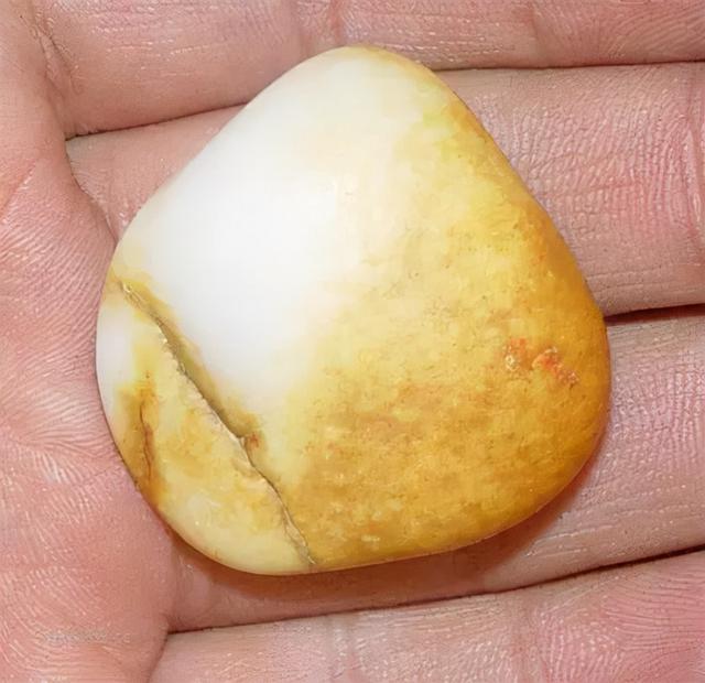 翡翠原石一灯透冒冲冰种,翡翠原石叫什么-第5张图片-翡翠网 翡翠原石一灯透冒冲冰种,翡翠原石叫什么-第5张图片-翡翠网