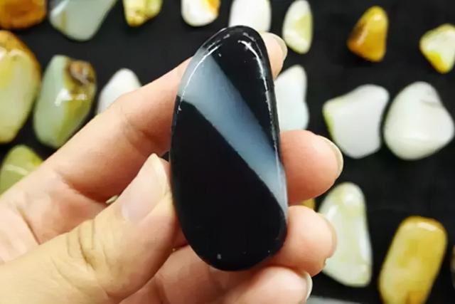 翡翠原石一灯透冒冲冰种,翡翠原石叫什么-第6张图片-翡翠网 翡翠原石一灯透冒冲冰种,翡翠原石叫什么-第6张图片-翡翠网