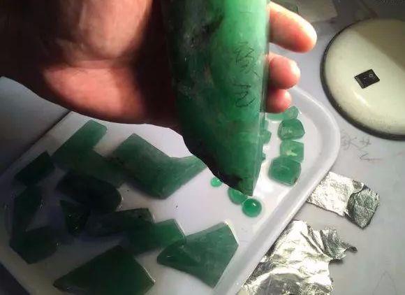 冰紫翡翠原石开料翡翠化冰料什么样-第3张图片-翡翠网 冰紫翡翠原石开料翡翠化冰料什么样-第3张图片-翡翠网