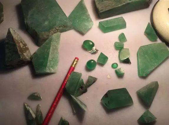 冰紫翡翠原石开料翡翠化冰料什么样-第6张图片-翡翠网 冰紫翡翠原石开料翡翠化冰料什么样-第6张图片-翡翠网