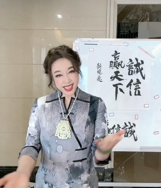 翡翠手镯老人佩戴的图片怎样养翡翠手镯-第1张图片-翡翠网 翡翠手镯老人佩戴的图片怎样养翡翠手镯-第1张图片-翡翠网