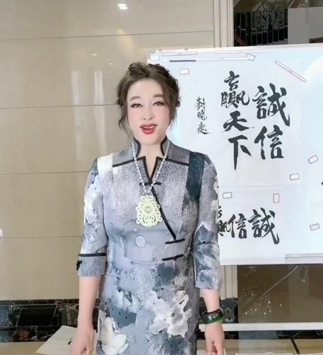 翡翠手镯老人佩戴的图片怎样养翡翠手镯-第3张图片-翡翠网 翡翠手镯老人佩戴的图片怎样养翡翠手镯-第3张图片-翡翠网
