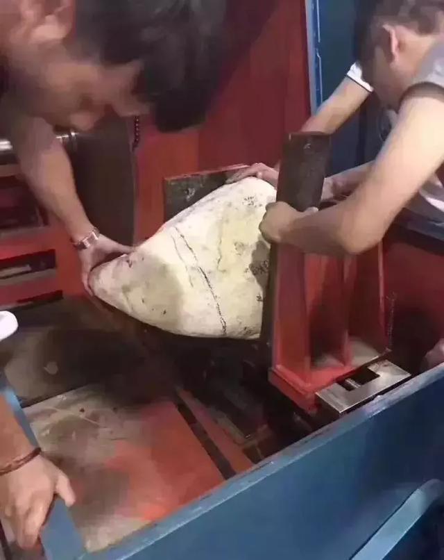 木那原石死癣和活癣,木那杨梅皮带癣翡翠原石-第2张图片-翡翠网 木那原石死癣和活癣,木那杨梅皮带癣翡翠原石-第2张图片-翡翠网