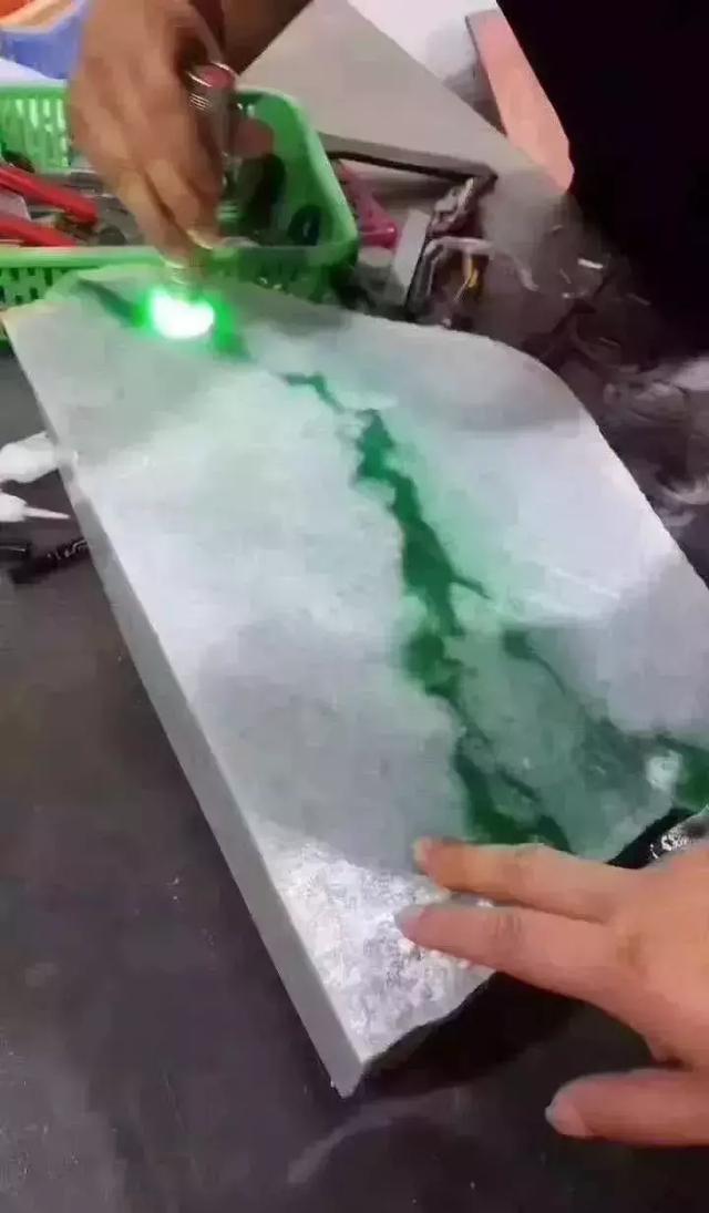 木那原石死癣和活癣,木那杨梅皮带癣翡翠原石-第4张图片-翡翠网 木那原石死癣和活癣,木那杨梅皮带癣翡翠原石-第4张图片-翡翠网