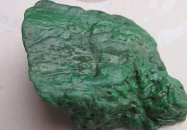翡翠干青原石,翡翠原石干青切开是什么样的-第1张图片-翡翠网 翡翠干青原石,翡翠原石干青切开是什么样的-第1张图片-翡翠网