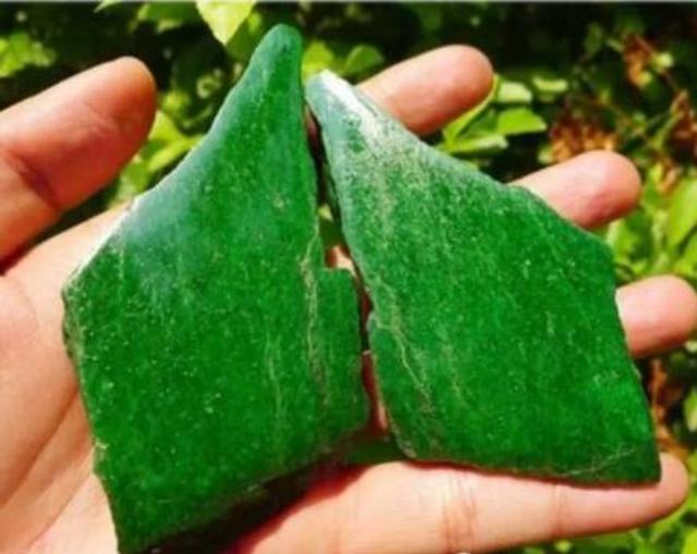 翡翠干青原石,翡翠原石干青切开是什么样的-第2张图片-翡翠网 翡翠干青原石,翡翠原石干青切开是什么样的-第2张图片-翡翠网