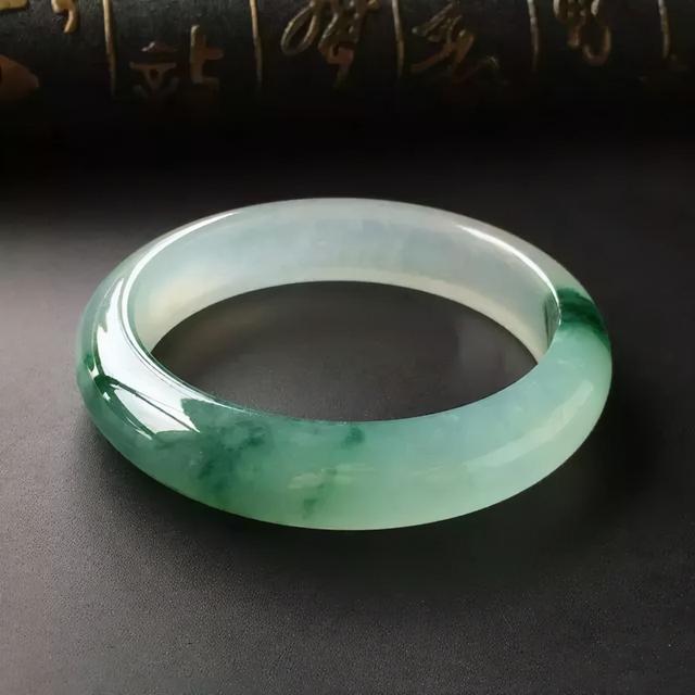 元代翡翠手镯的特点,2万的翡翠手镯-第4张图片-翡翠网 元代翡翠手镯的特点,2万的翡翠手镯-第4张图片-翡翠网