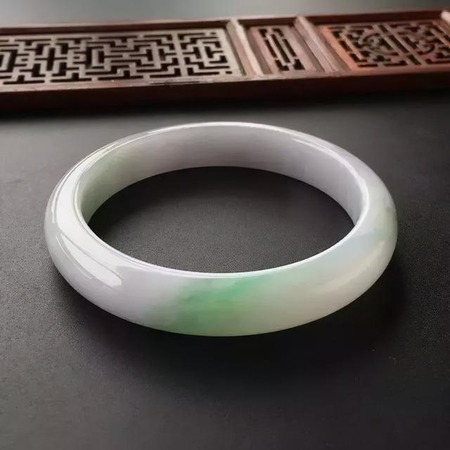 元代翡翠手镯的特点,2万的翡翠手镯-第8张图片-翡翠网 元代翡翠手镯的特点,2万的翡翠手镯-第8张图片-翡翠网