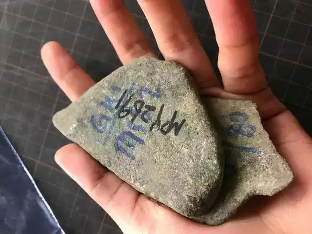 翡翠原石切开的简单介绍-第1张图片-翡翠网 翡翠原石切开的简单介绍-第1张图片-翡翠网