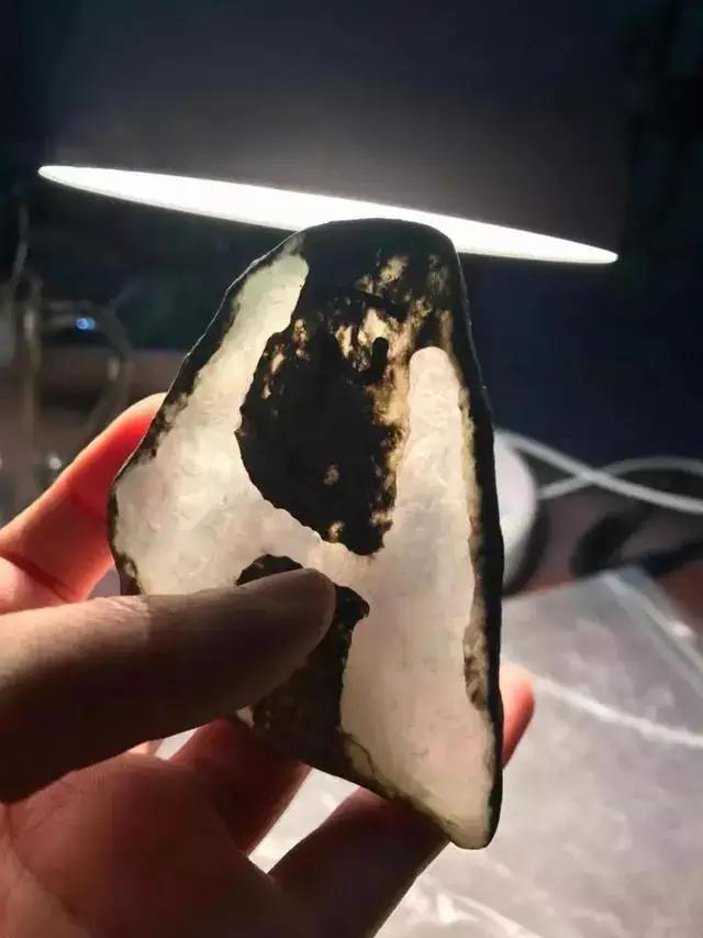 翡翠原石切开的简单介绍-第3张图片-翡翠网 翡翠原石切开的简单介绍-第3张图片-翡翠网