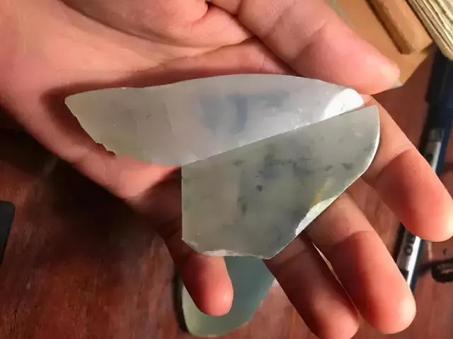 翡翠原石切开的简单介绍-第4张图片-翡翠网 翡翠原石切开的简单介绍-第4张图片-翡翠网