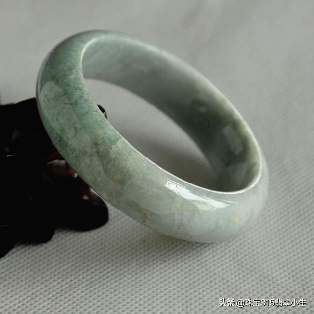 教你翡翠手镯看种水翡翠手镯一直泡水-第1张图片-翡翠网 教你翡翠手镯看种水翡翠手镯一直泡水-第1张图片-翡翠网