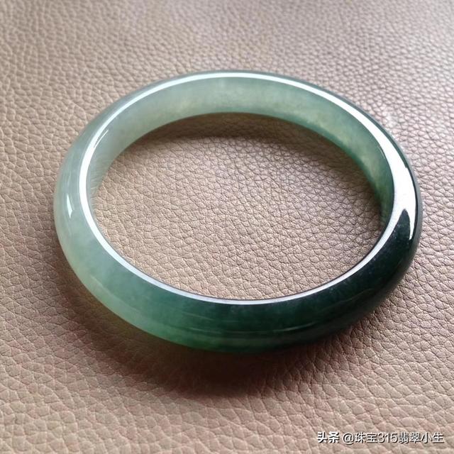 教你翡翠手镯看种水翡翠手镯一直泡水-第3张图片-翡翠网 教你翡翠手镯看种水翡翠手镯一直泡水-第3张图片-翡翠网